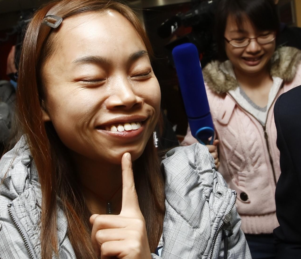 回顾,38岁久居美国的凤姐,已经走上了人生另一条"大道"