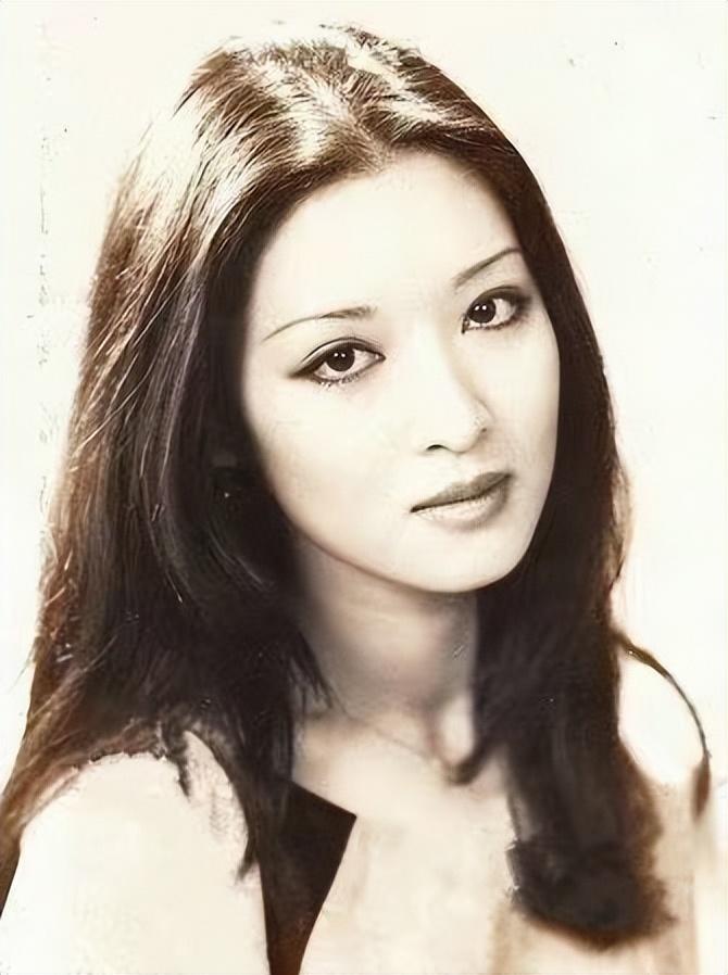 李敖第一次见胡因梦盯着她脚丫看半天转身拿210万和女友分手