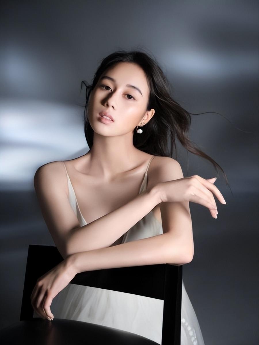 回顾何超欣赌王受宠的千金撞脸利智陷生母疑云学历质疑造假