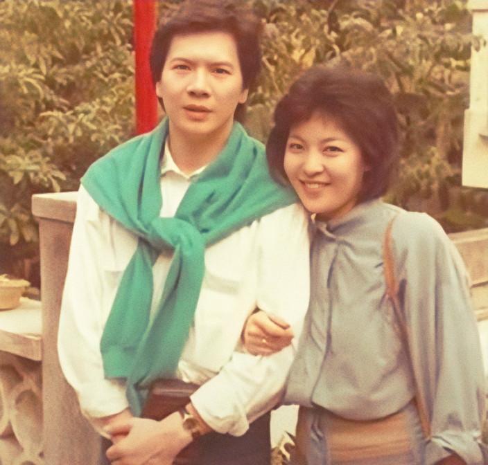 上了一辆车之后,陈岚发现车上坐的是丁佩,还没等她反应过来,向华强就