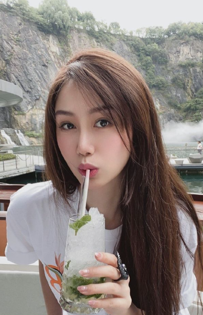 马布里47岁生日聚会孙悦新女友引关注:酷似陈露 长长腿吸睛