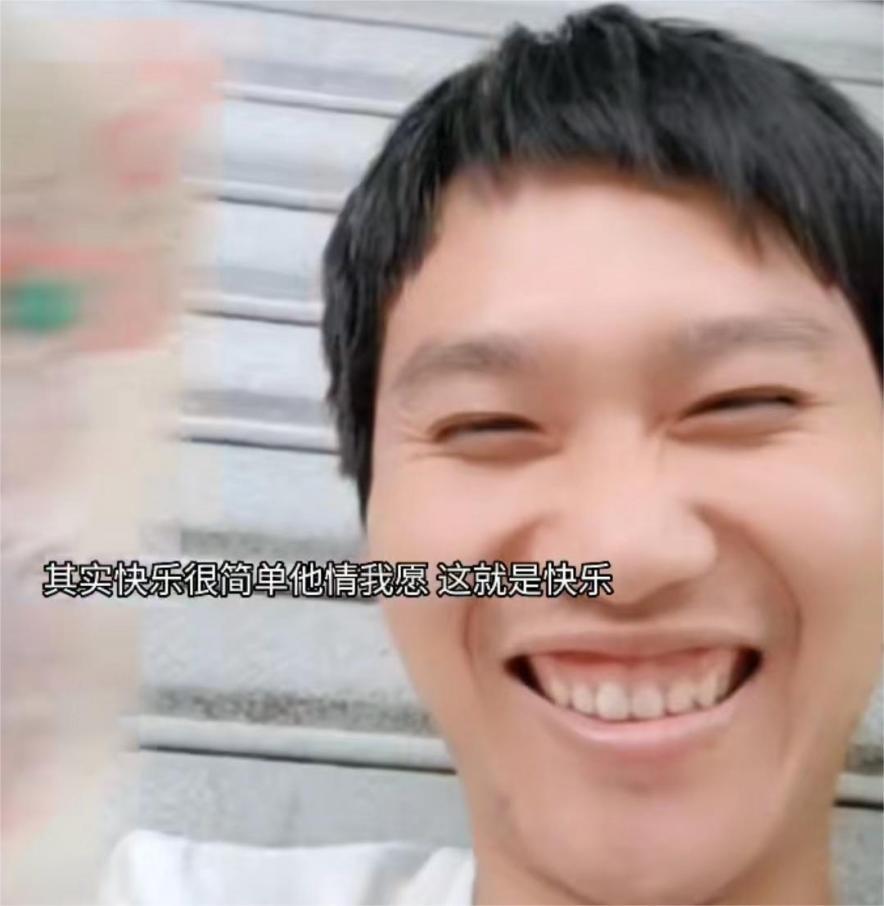 对此,李国色是问心无愧的,说他为了流量,他发抖音这么多年,粉丝还不到