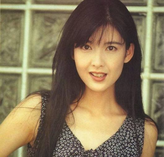 周慧敏从小的梦想就是能快快长大赚钱,年仅18岁的周慧敏偷偷报名参加