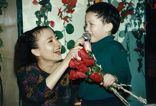 回顾英达收回大儿子巴图的姓氏羞辱了前妻宋丹丹他有多无情