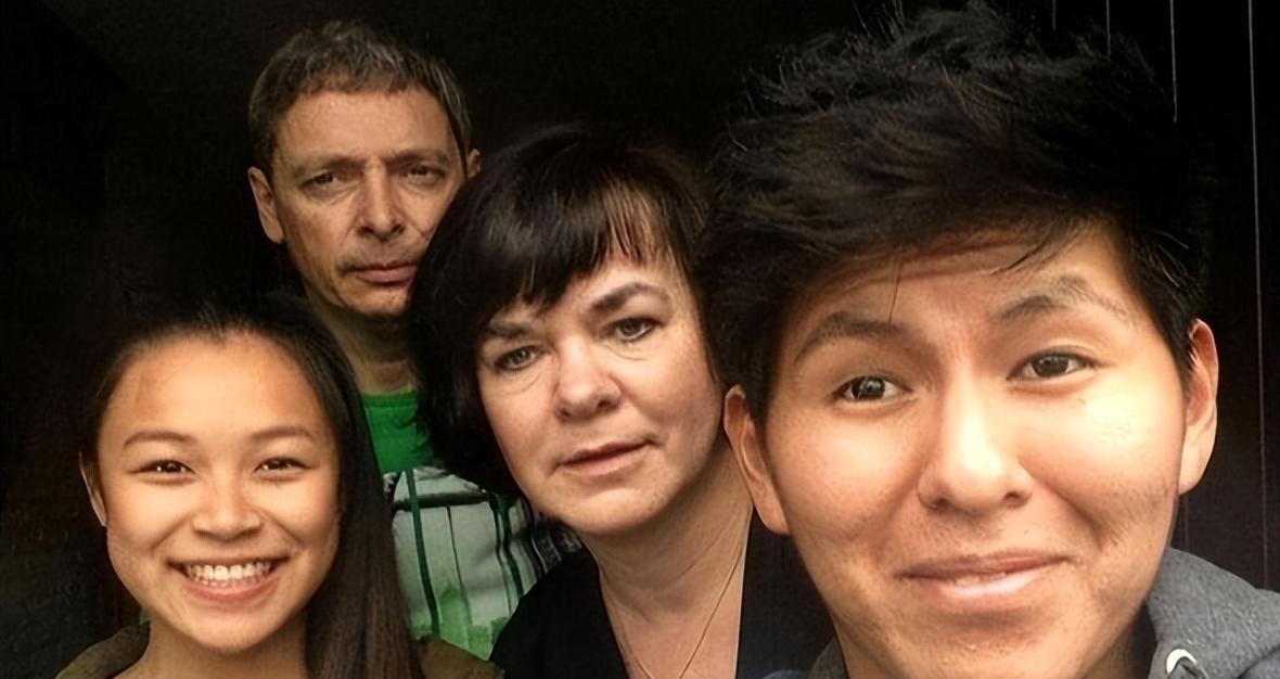 乔伊斯揭开身世之谜