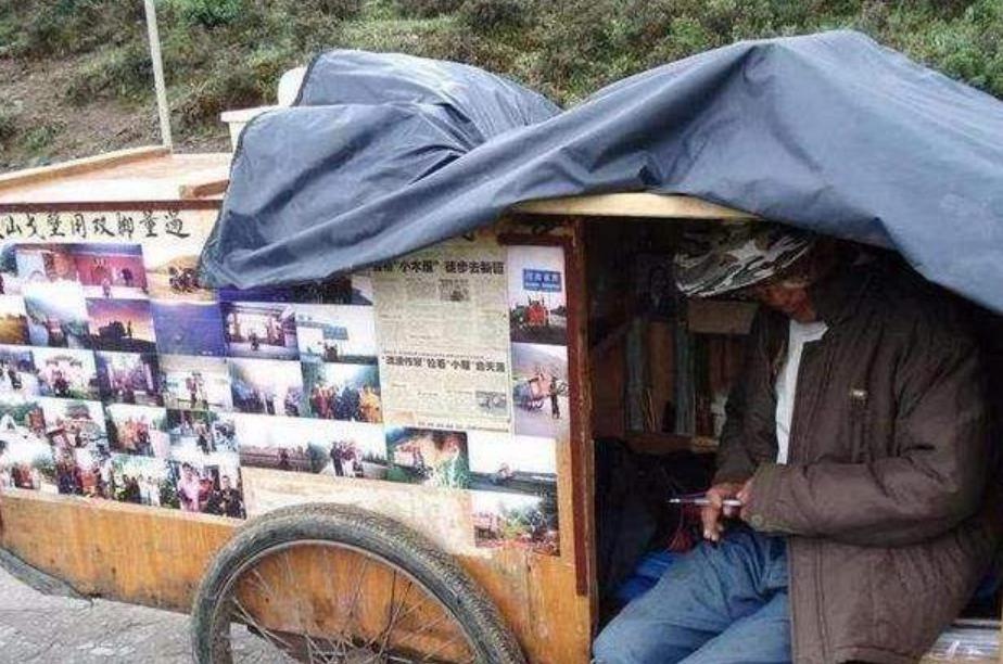 徒步狂人谢建光35年拉板车走30万公里59岁止步黑河