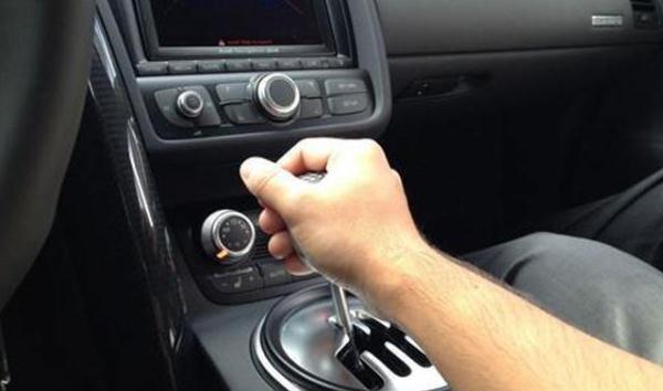 雪天开车,上坡时候用l档还是d档?看看老司机的经验分享