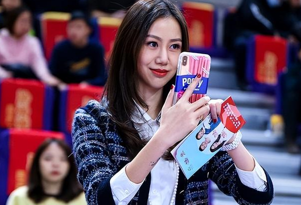 马布里47岁生日聚会孙悦新女友引关注:酷似陈露 长长腿吸睛