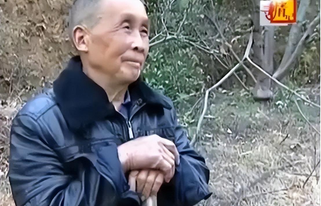 这个不断发愁的老汉名为黎亚勋,因为不努力导致的过分贫穷和非常一般