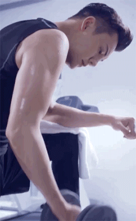 如果说这算是失误的话,那么抱白百何时,陈伟霆为何也是一副吃力的样子