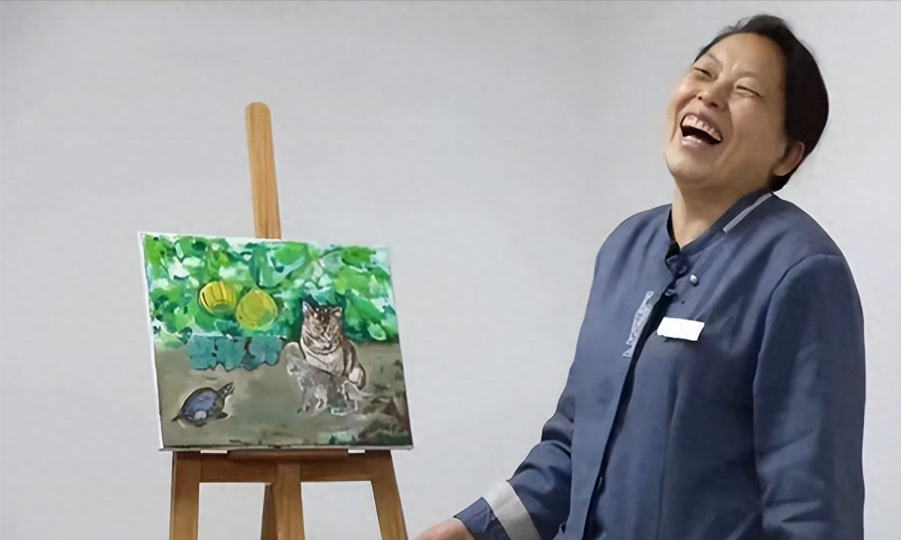 回顾阿姨的双面人生白天是写字楼清洁工晚上却化身知名画家