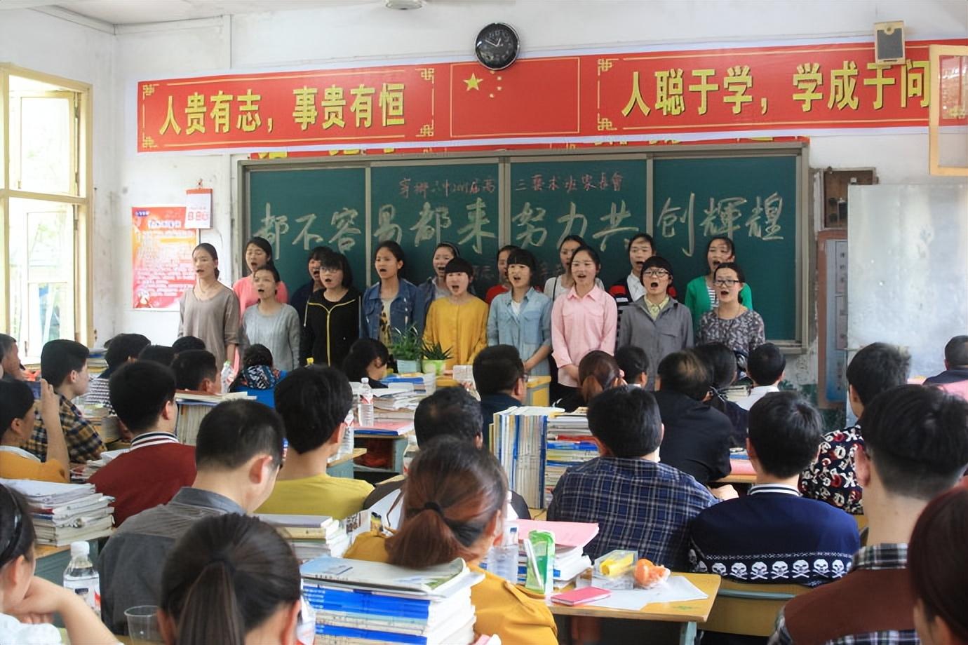 曹小四小学时期是班级里的学习混子,不仅上课跟老师顶嘴,在课下还经常