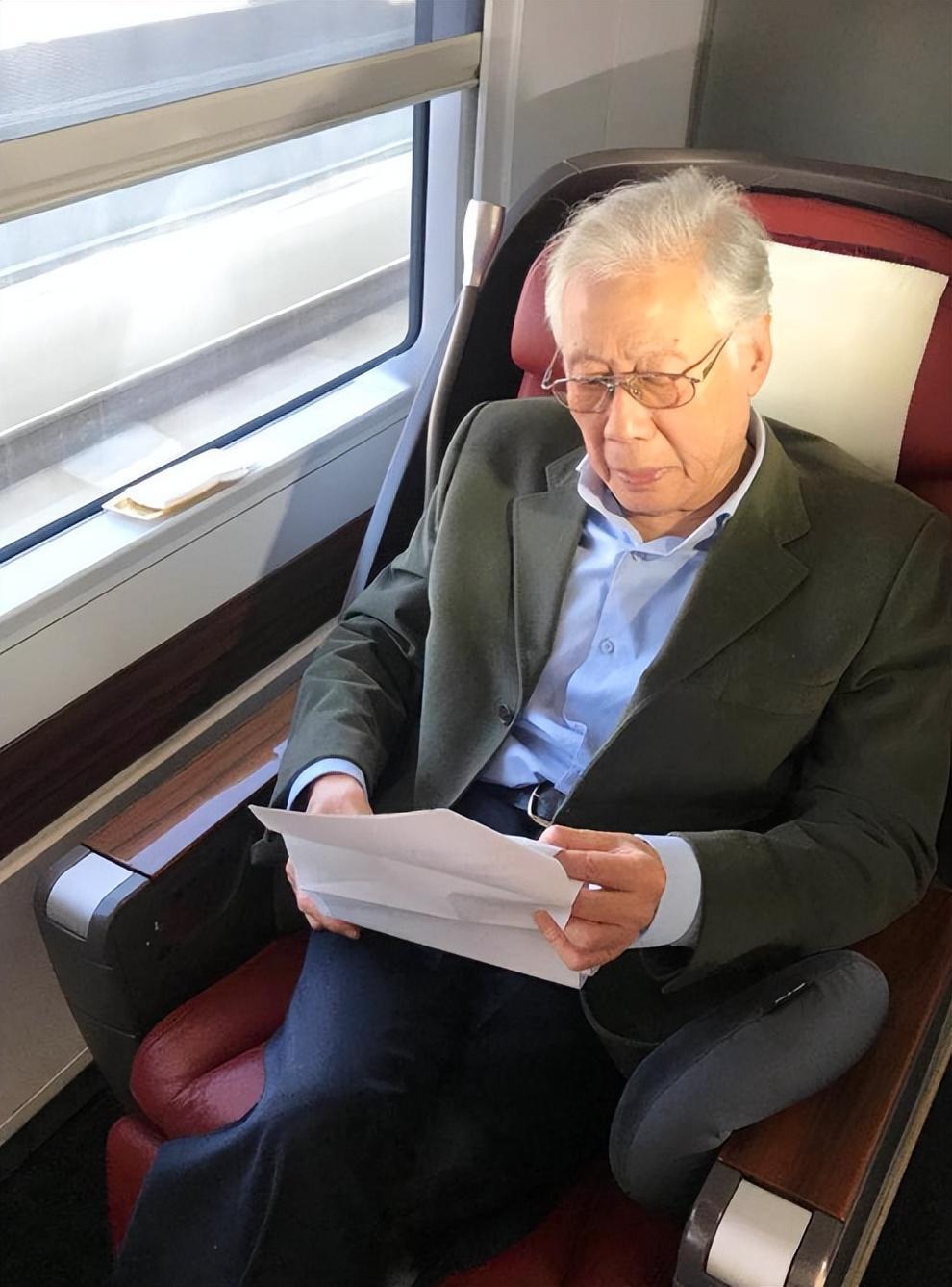 87岁焦晃近照满头白发老态龙钟还能喝2两小酒网友上鹿血