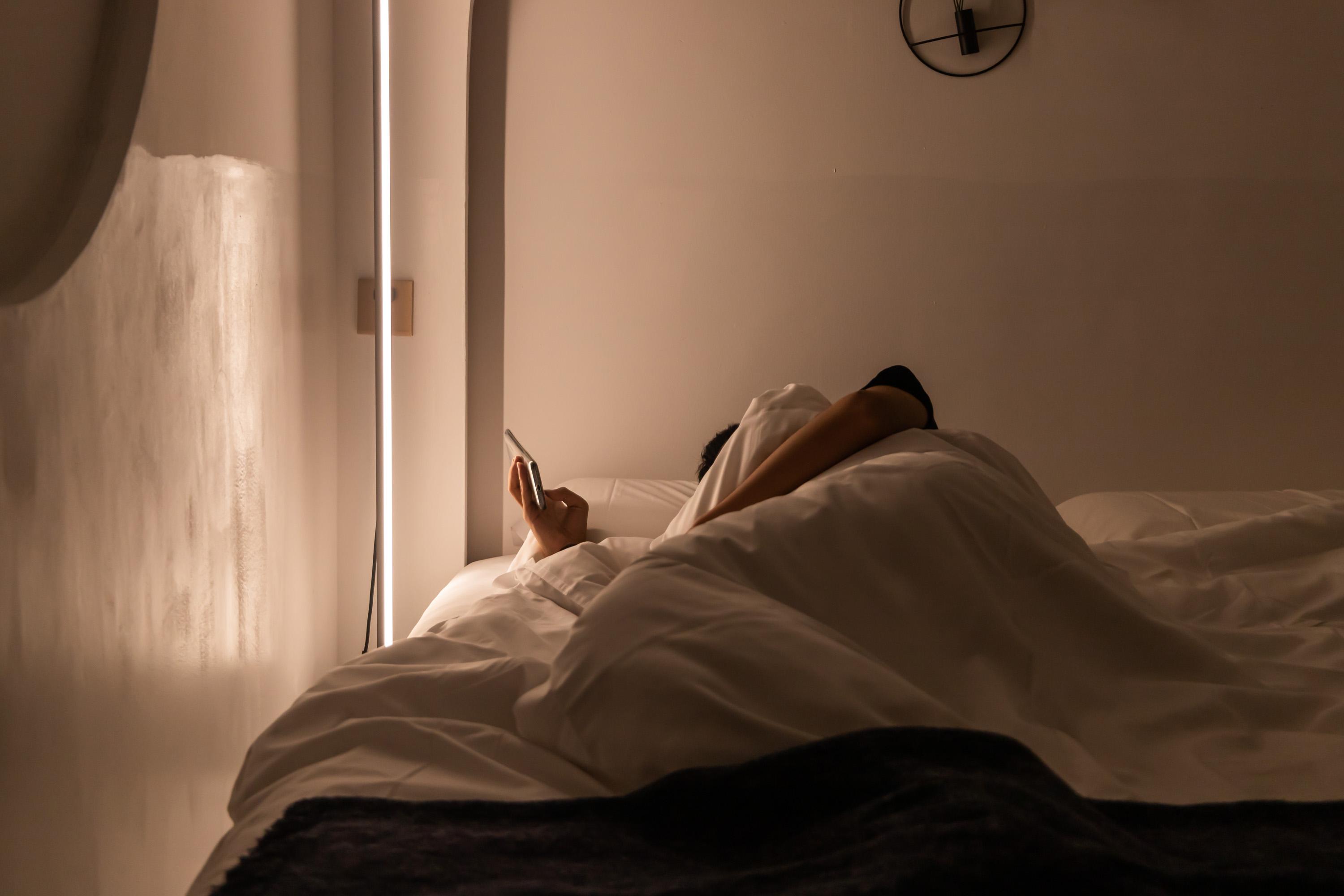 为什么说睡觉的时候手机不要放床头不是辐射而是有这3个坏处