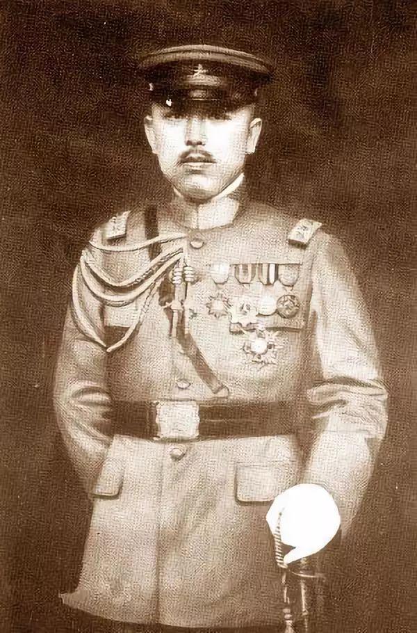 1896年,云南个旧的街头上,一个年轻人突然捂住腹部倒地不起.