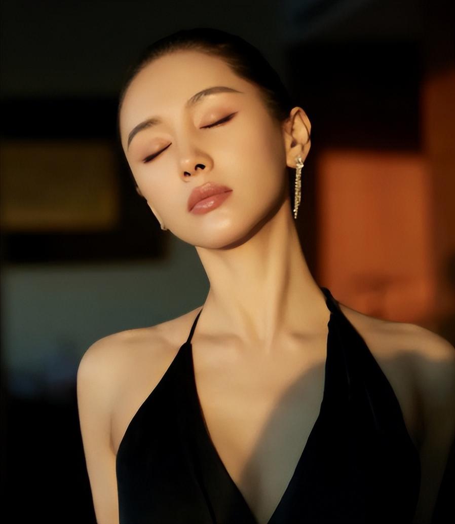 回顾王子文儿子生父是谁被曝是圈内大佬冯小刚见了都叫爷