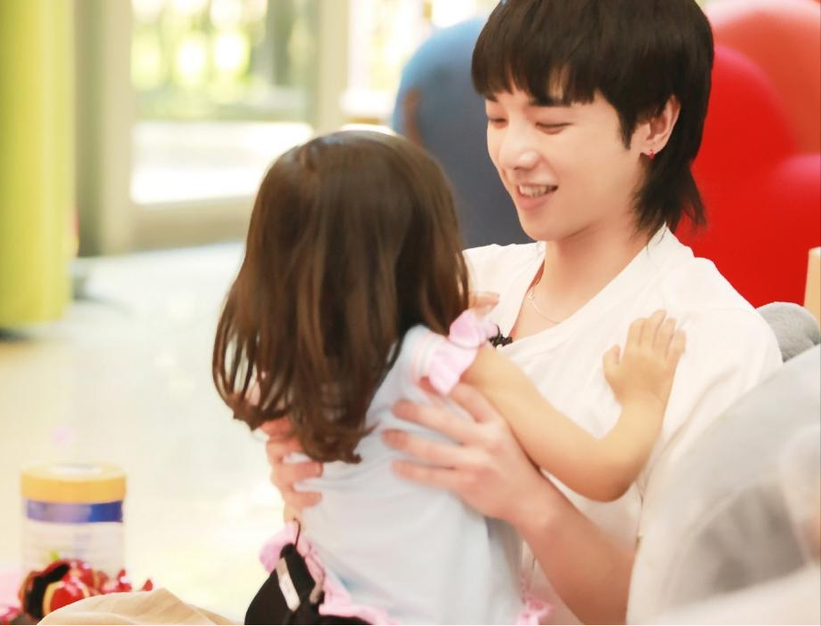 2016年,邓紫棋和华晨宇在一次音乐盛典中,被官方安排坐到了一起.