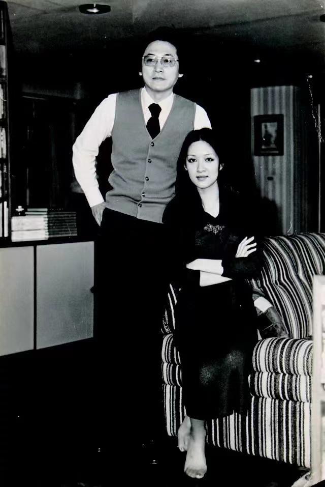 李敖第一次见胡因梦盯着她脚丫看半天转身拿210万和女友分手