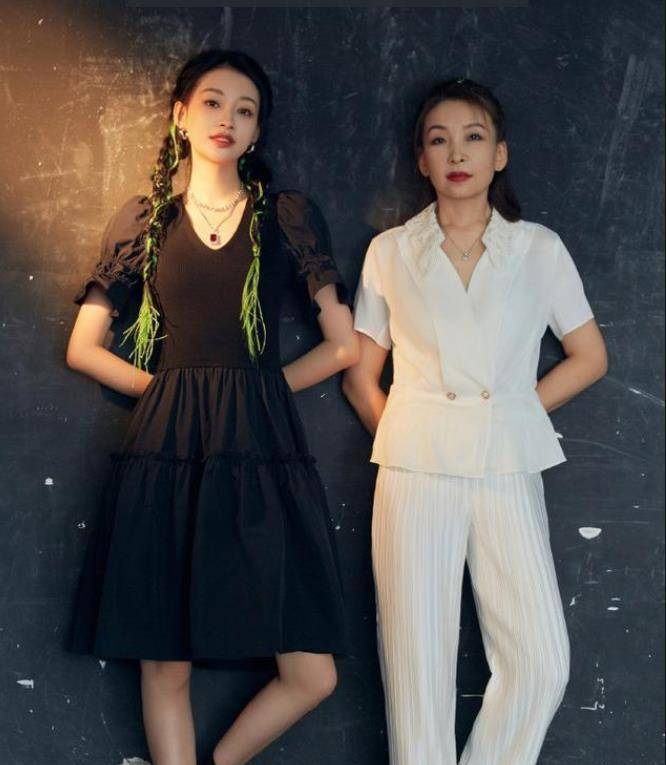 回顾孙怡戳穿母亲职业造假结婚被指资源置换她有多自卑