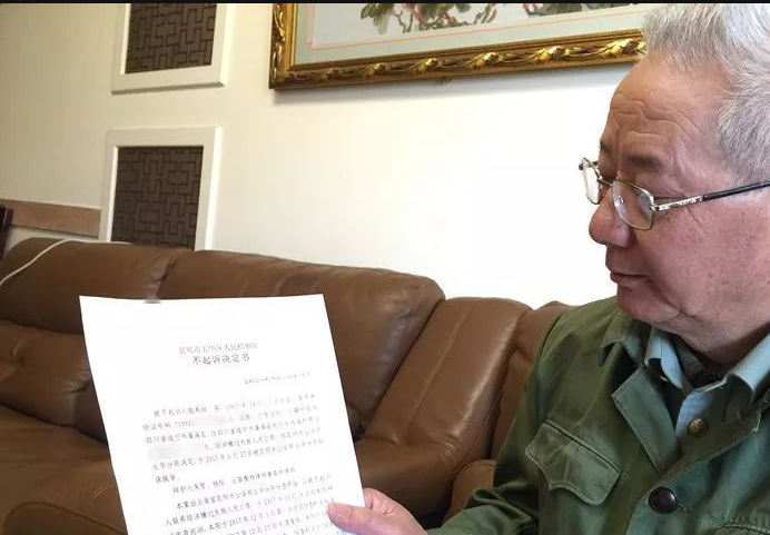 回顾15年老人见义勇为后被讹钱对方家属赔我五十万才行