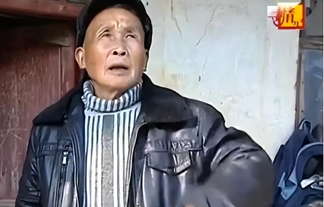 这个不断发愁的老汉名为黎亚勋,因为不努力导致的过分贫穷和非常一般