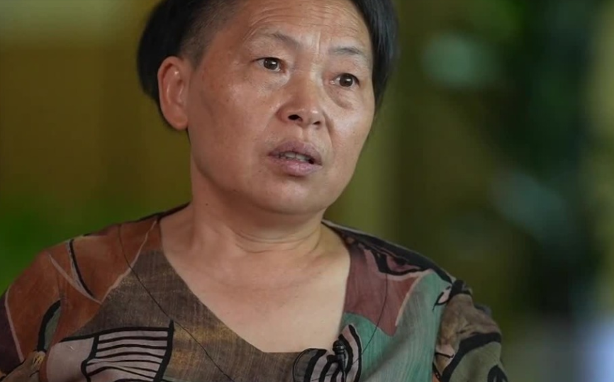 回顾阿姨的双面人生白天是写字楼清洁工晚上却化身知名画家