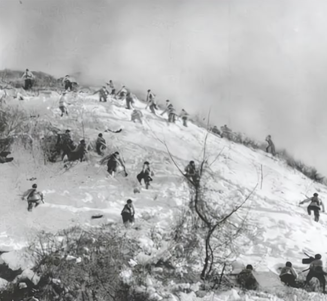 作为335团一营的先头连,三连迅速在松骨峰东侧,公路西侧的书堂站无名