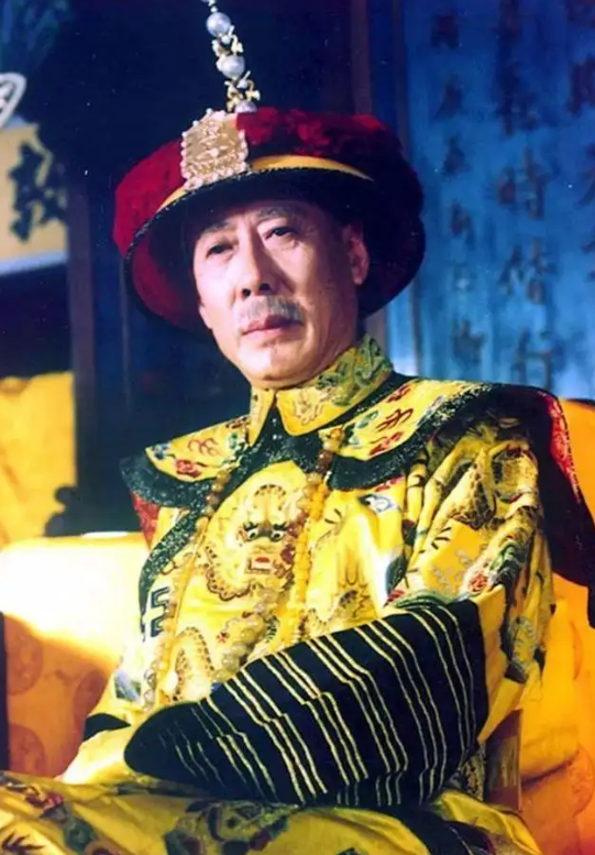 87岁焦晃近照满头白发老态龙钟还能喝2两小酒网友上鹿血