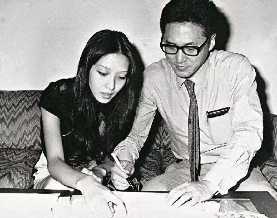 这位女明星就是胡因梦,她的丈夫就是李敖.