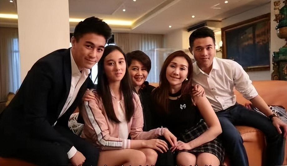 回顾何超欣赌王受宠的千金撞脸利智陷生母疑云学历质疑造假