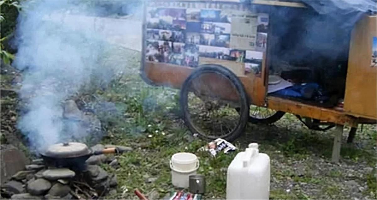 徒步狂人谢建光35年拉板车走30万公里59岁止步黑河