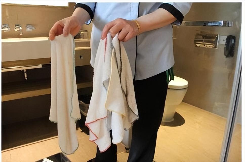 浴巾明明看上去干净整洁,但我们却常常被建议尽量避免多次使用或带走
