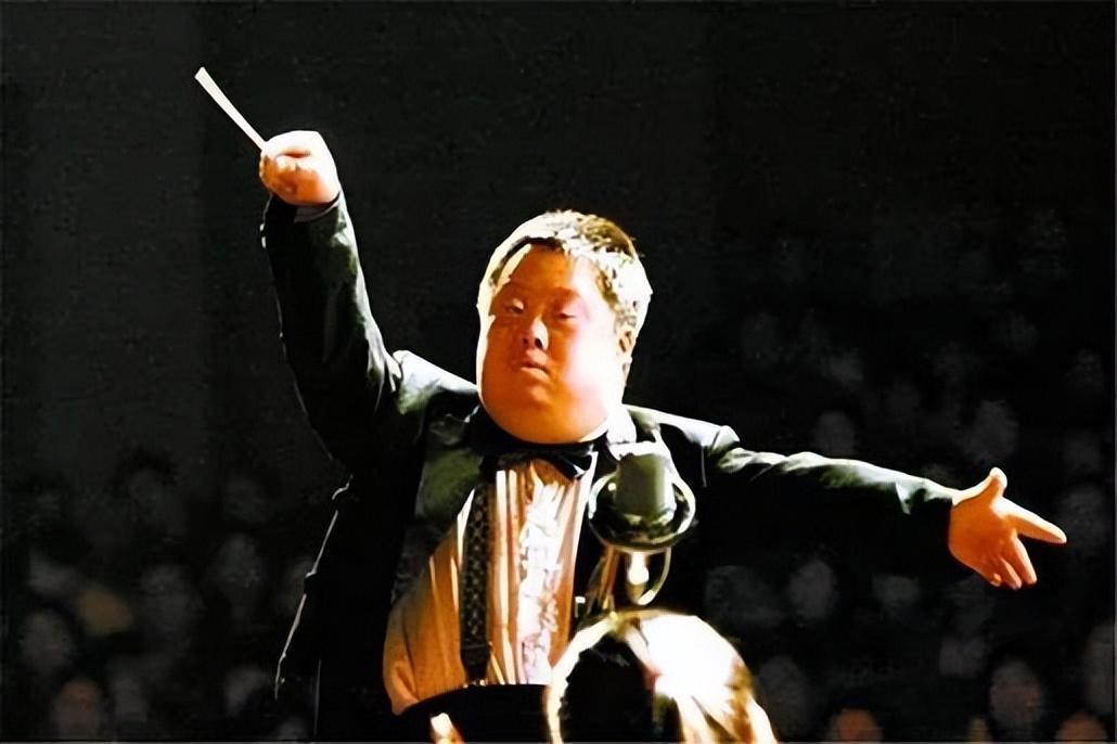 2000年,在一个大型的慈善星光晚会上,舟舟再次指挥乐团演出.