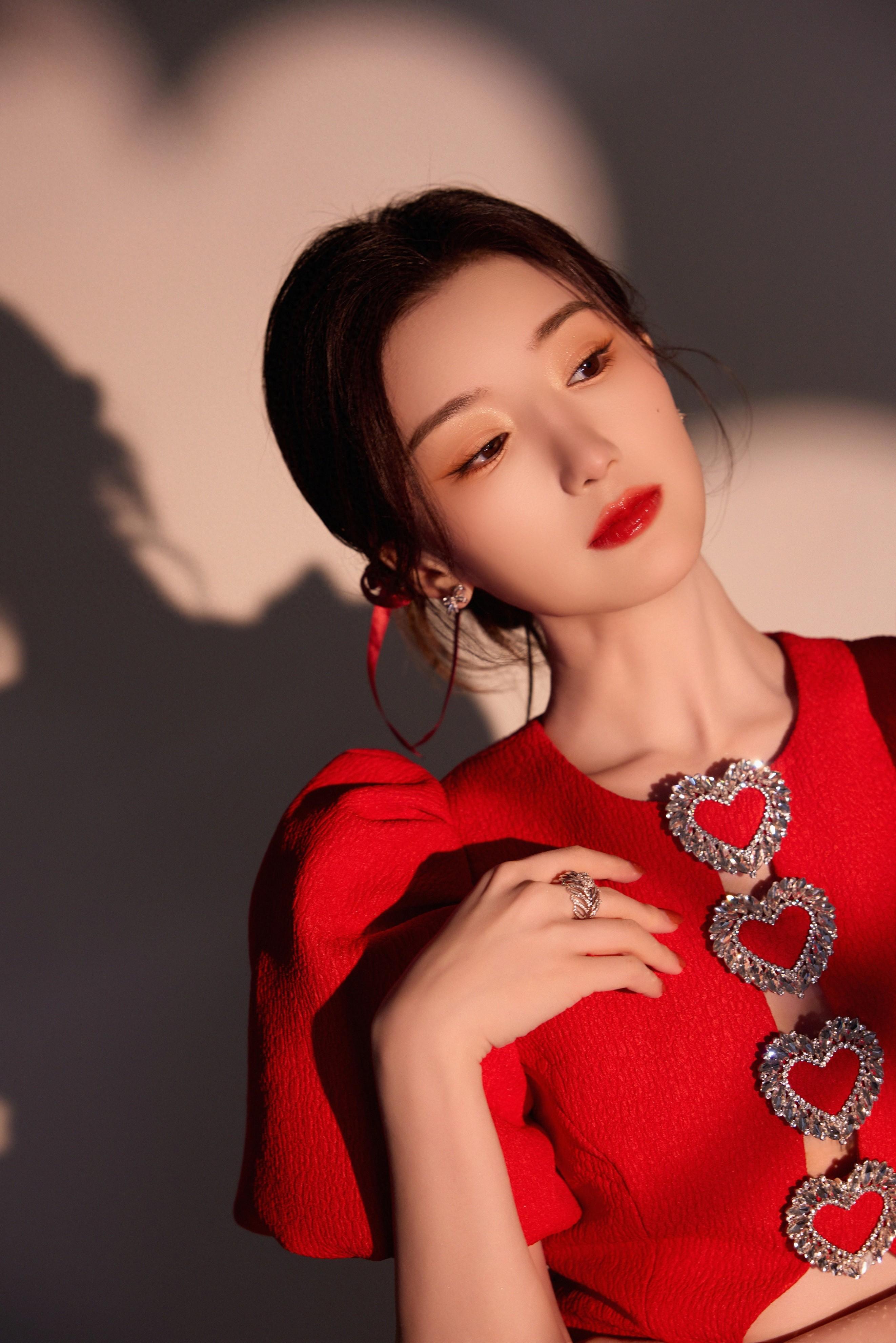 毛晓彤红色泡泡袖连衣裙露出甜美动人气质