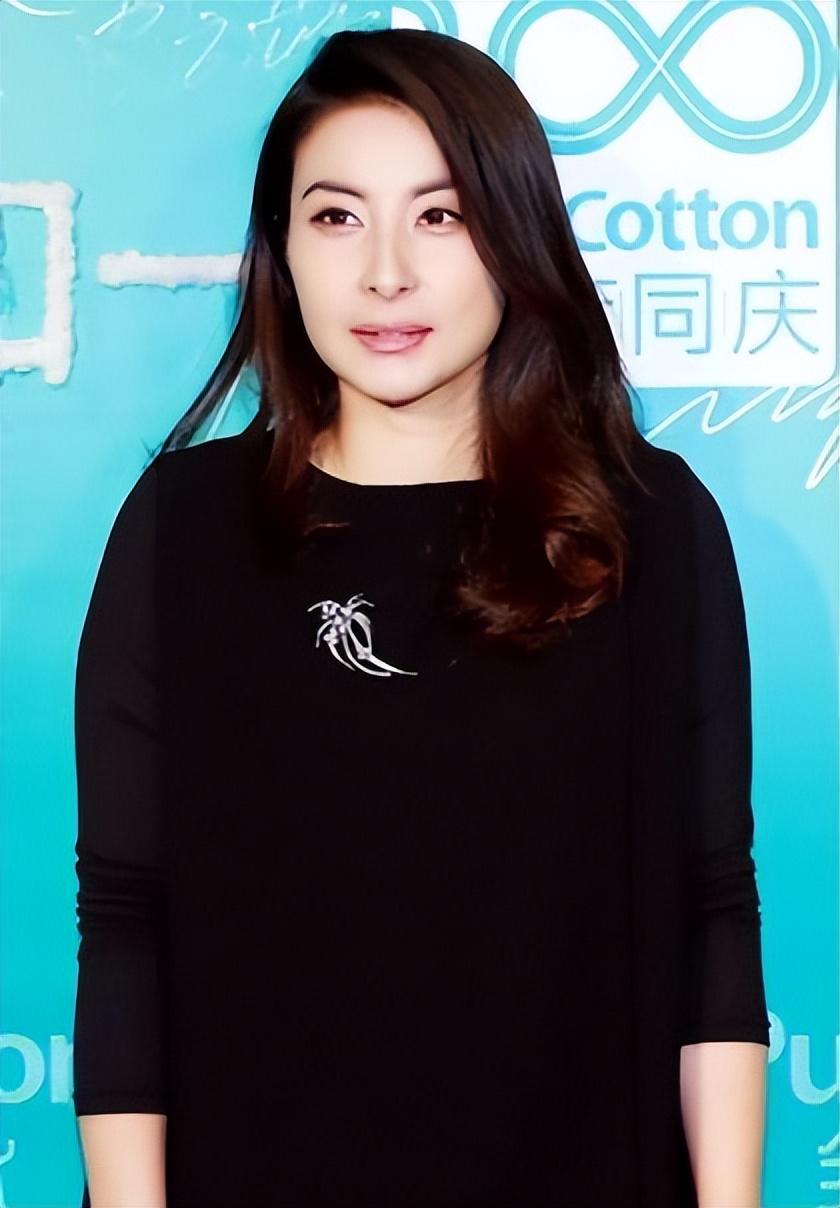 回顾郭晶晶被阔太圈踢出局公公霍震霆一个动作就替她撑腰