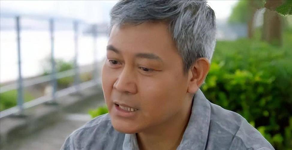 曾伟权经常在香港街头救助流浪狗,他的车里总是准备着狗粮,遇到饥肠