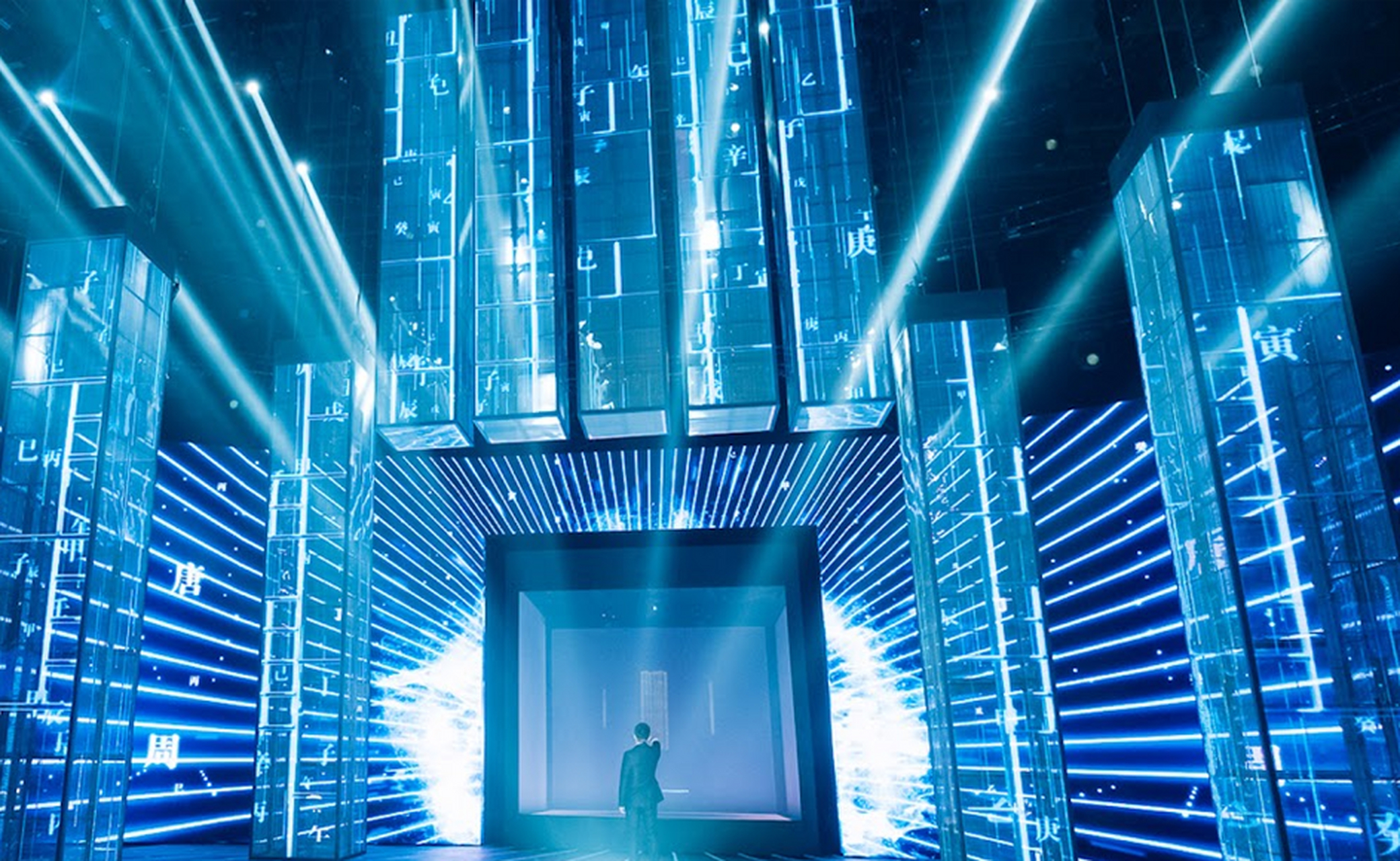 透明led显示屏打破了传统led显示屏的局限性,适用于多种领域,如舞台