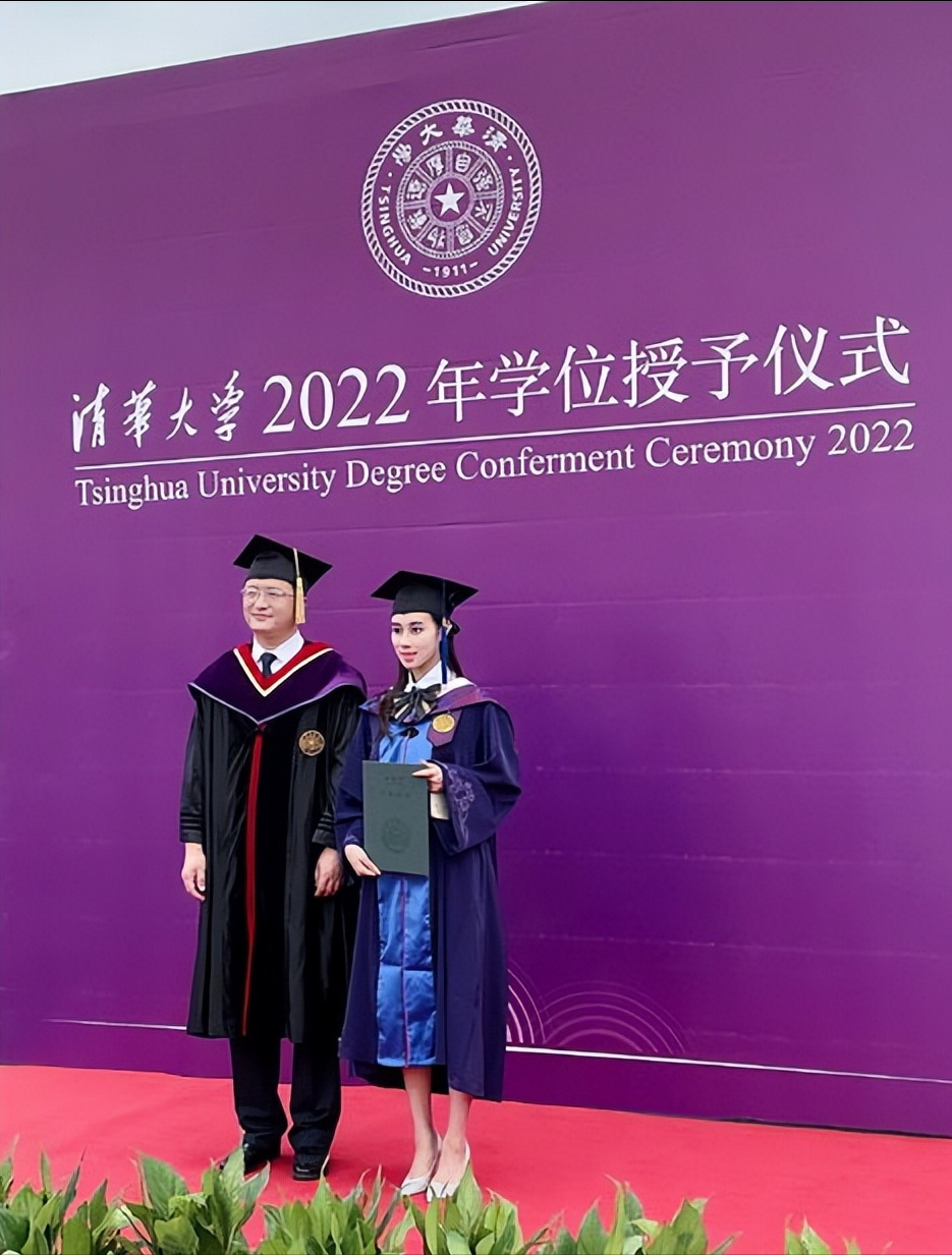 妹妹学有所成的消息在何猷君的大肆宣扬下,很快便人尽皆知,继而引起了