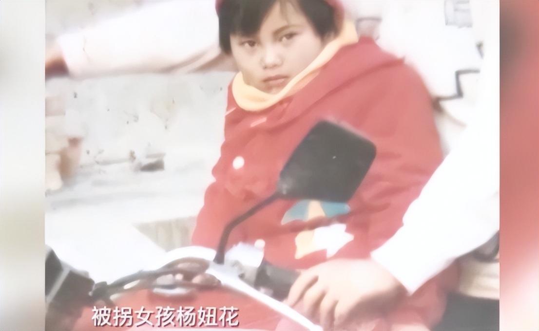 回顾5岁女童被拐,寻亲26年方知父母早已去世,后一眼认出人贩子