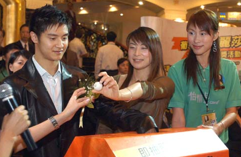 2003年,田亮被拍到与地下情女友廖剑玲亲密出行,瞬间打破了郭晶晶想要