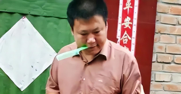 回顾轰动一时的中国首例5胞胎爸爸劳累过世孩子们已在上大学