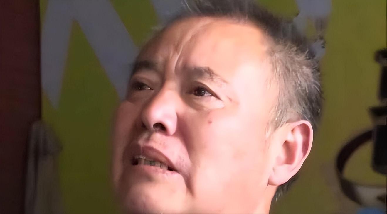 电视台的工作人员带着乔伊斯先来到了熊家.