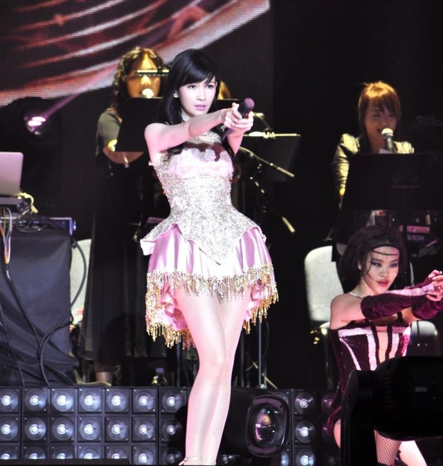 心爱之人移民加拿大,全身心投入家庭,她知道倪震不喜欢她在娱乐圈久留