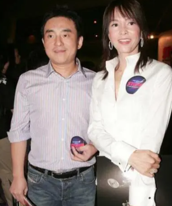 回顾郑裕玲曾包养男友16年63岁坚持不婚不育除了钱一无所有