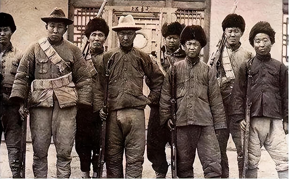 1896年,云南个旧的街头上,一个年轻人突然捂住腹部倒地不起.