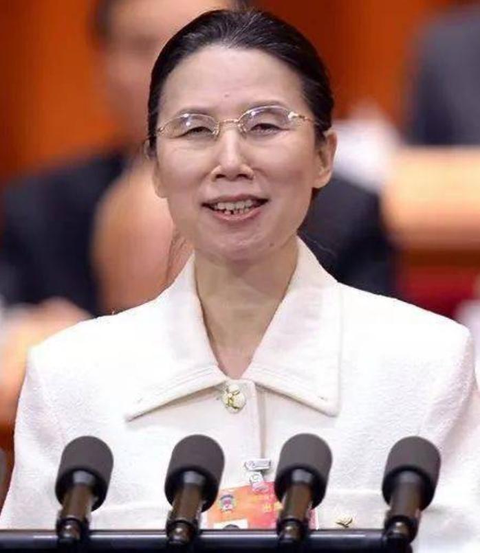 中科院女教授:29岁永久失明,丈夫带着女儿离开,8年后逆风翻盘