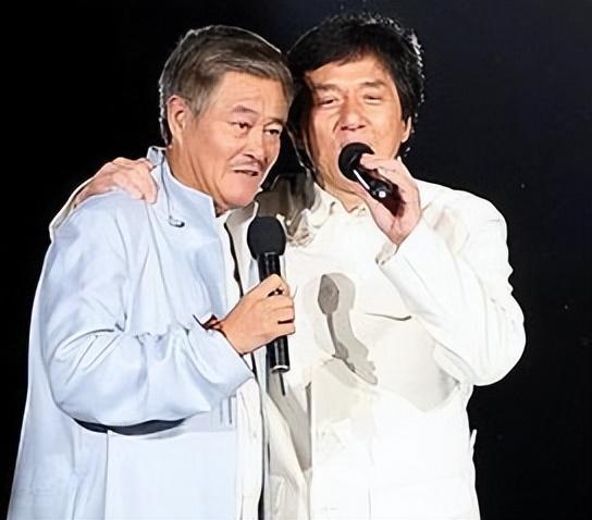 回顾赵本山与刘德华周润发拍照站c位替成龙解围他地位多高