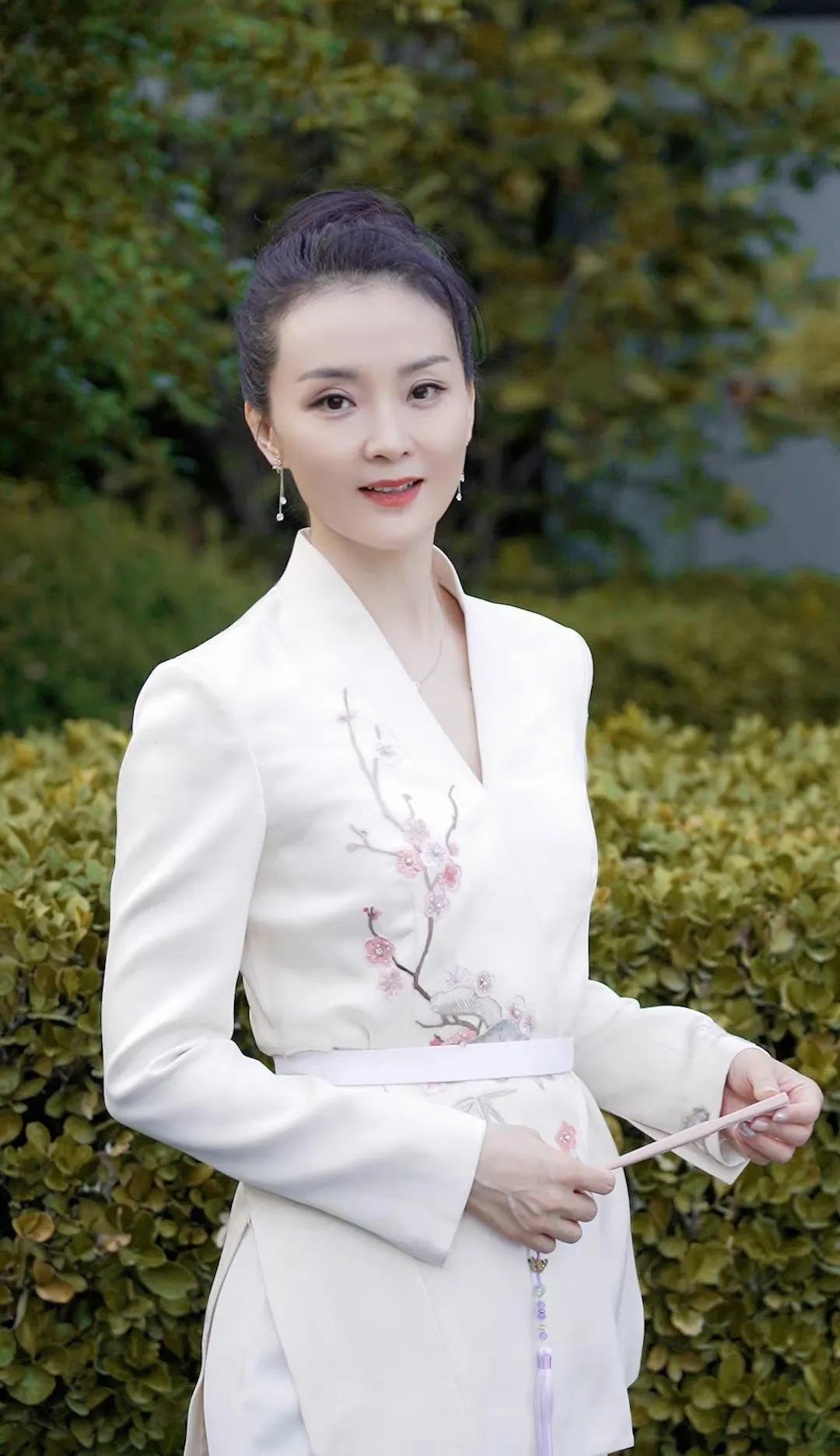 49岁"晴格格"王艳悲惨处境揭晓:15亿豪宅没了,贵妇人设崩了?