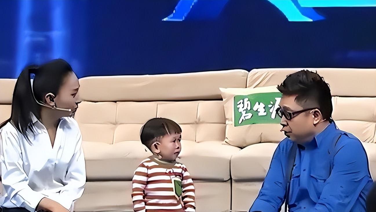 回顾袖珍人吴康,外表酷似小孩,实则36岁,如今靠拼图发家致富!