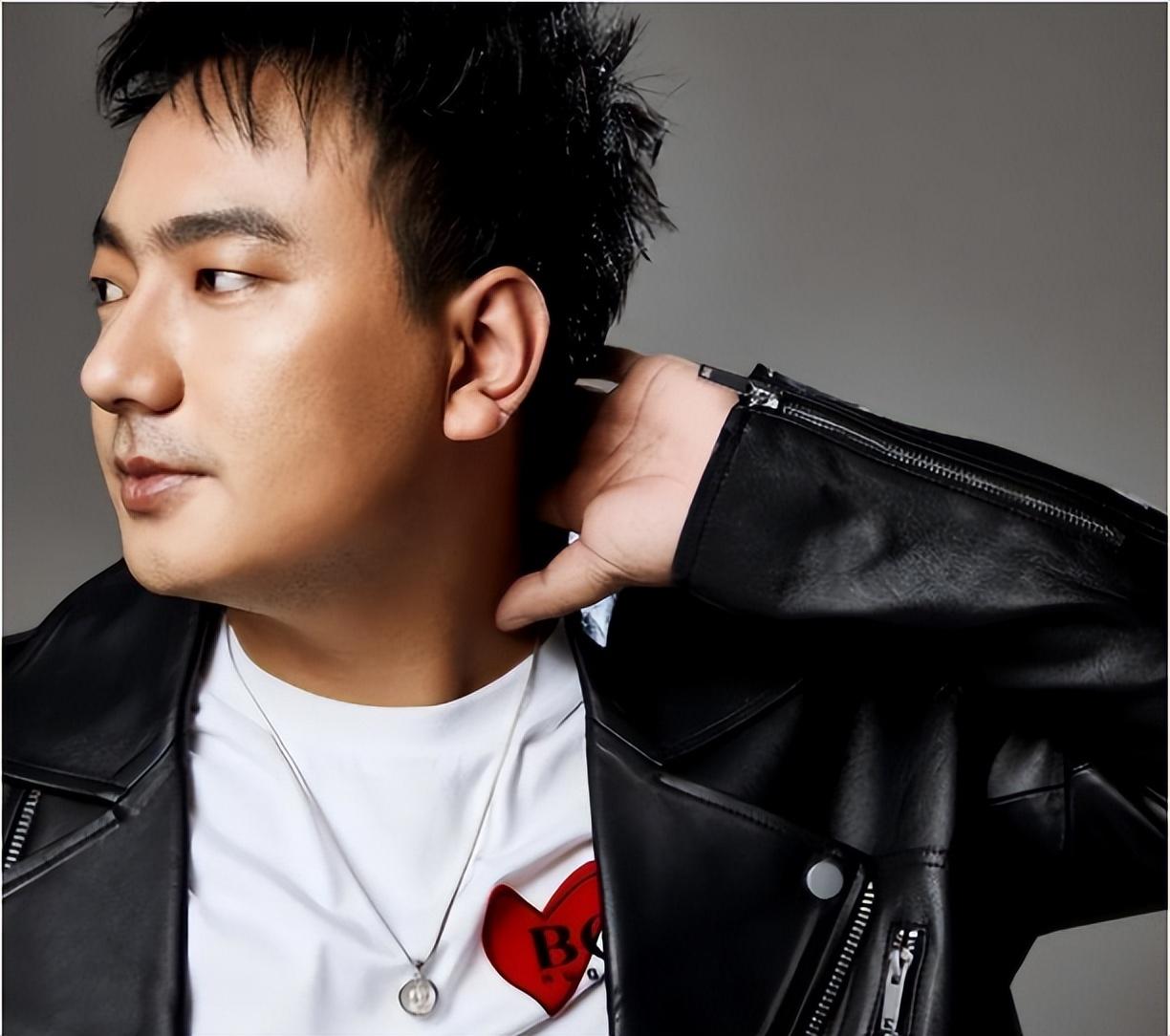 海来阿木:亮相春晚,父爱扫墓,好歌手更是好父亲,感动全场